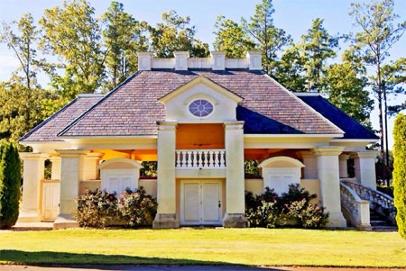 ...và một nhà khách có hai phòng ngủ.