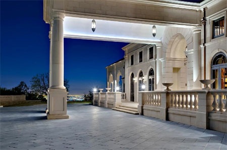 Toàn bộ lối vào căn nhà được lát đá màu xám.