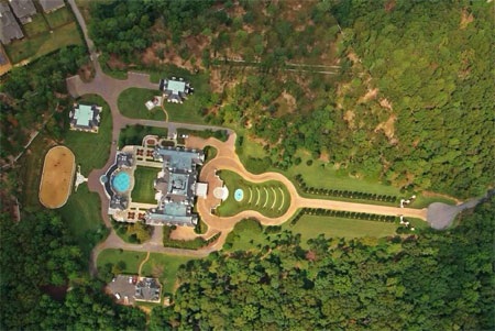 Dinh thự tọa lạc trên khu đất rộng gần 11 hectare.