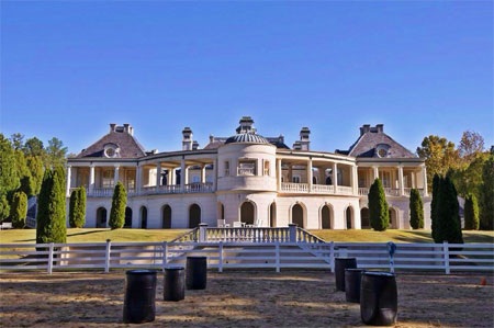 Tòa dinh thự tọa lạc gần sân golf Shoal Creek nổi tiếng của Mỹ.