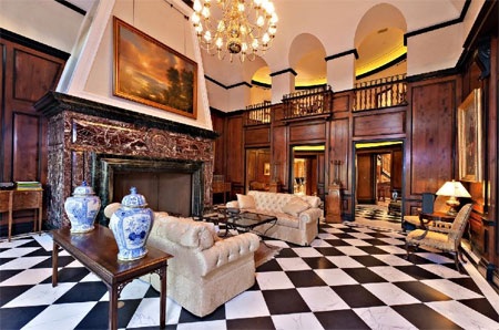 Rất dễ bị lạc trong căn nhà rộng lớn này.