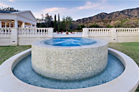 Bể bơi nước nóng ngoài trời của dinh thự.