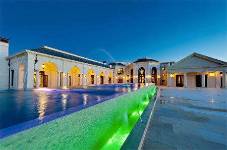 Đài phun nước trong sân dinh thự.