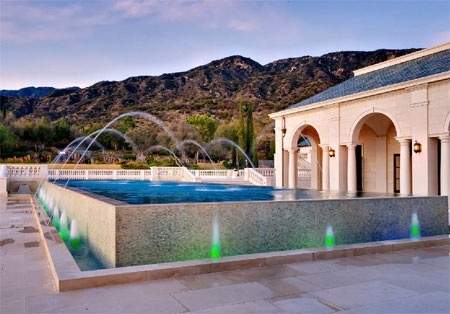 Dinh thự nằm cách núi không xa.