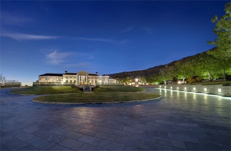 Dinh thự sáng rực rỡ về đêm.