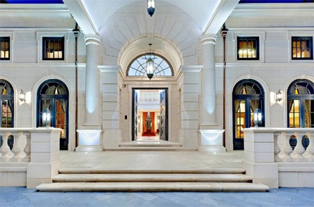 Những cột đá màu trắng từ cửa vào tạo cảm giác về sự sang trọng, bề thế.