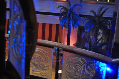 Màu sắc ánh sáng bên trong khách sạn Emirates Palace thay đổi tùy theo thời gian trong ngày.