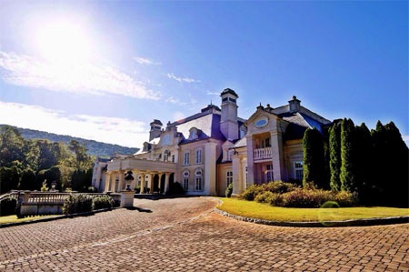 Mặt trước của ngôi nhà.