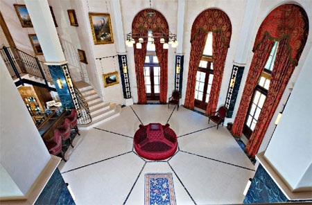 Sảnh chính nhìn từ tầng hai của căn nhà.