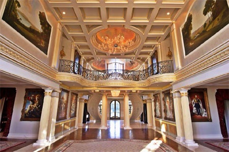 Mặt trước của ngôi nhà.