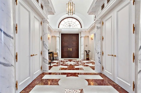 Sự sang trọng toát lên từ mặt sàn lát đá marble.