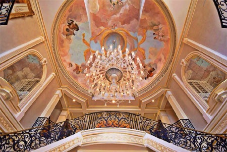 Những hình vẽ trên mái vòm này được một họa sỹ người Anh thực hiện hoàn toàn thủ công.
