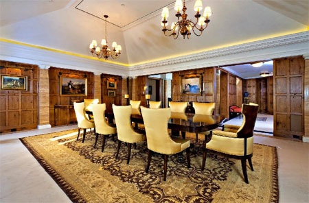 Phòng ăn chính với hai ngọn đèn chùm tỏa ánh sáng màu vàng.