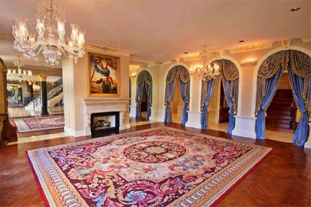 Thời gian để hoàn thành công trình dinh thự này là 4 năm.