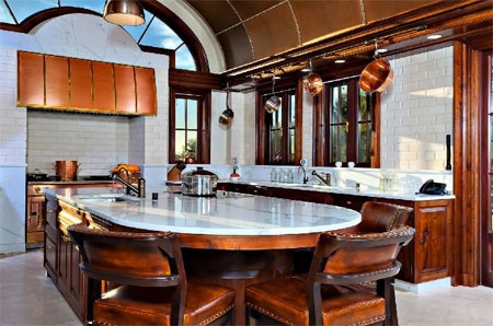 Phòng bếp trông khá truyền thống nhưng đầy đủ các thiết bị hiện đại.