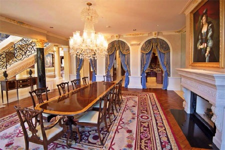 Phòng ăn của dinh thự có lò sưởi, đèn trần, và đủ chỗ cho 12 người.