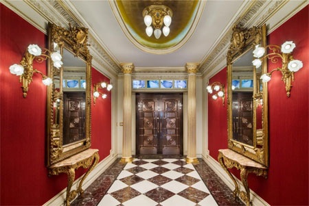 Căn nhà có trang trí bắt mắt ngay từ lối vào ở tầng trệt.