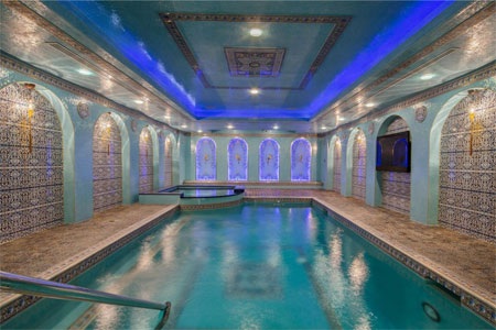 Bể bơi nằm ở tầng hầm của căn nhà.