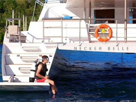 … hoặc lặn biển, tùy thích. Ngoài ra, “Necker Bell” còn có một cano tốc độ cao cho môn trượt nước.