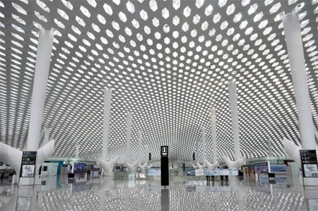 Cấu trúc tổ ong cho nhiều ánh sáng tự nhiên đi qua, tạo cảm giác về một không gian mở.