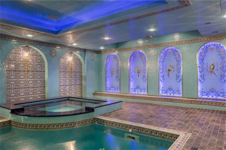 Cạnh bể bơi là bể sục jacuzzi.