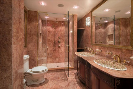 Một trong số các phòng tắm của căn nhà.