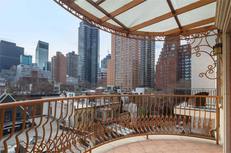 Không gian ngoài trời có hướng nhìn ra thành phố xung quanh.