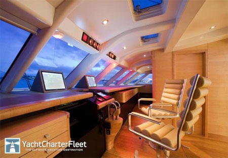 Phòng điều khiển du thuyền, nơi thuyền trưởng làm việc.