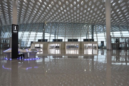 Thép không gỉ được sử dụng chủ yếu cho phần hoàn thiện bên trong của nhà ga sân bay này.