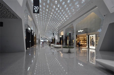 Ở tầng 1 có rất nhiều cửa hàng, tạo thành một khu mua sắm nhỏ.