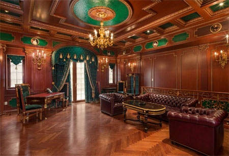 Tổng diện tích căn nhà là 1.060 mét vuông, trần cao từ 3,7-4,3 mét.