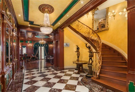 Trong nhà có cả cầu thang bộ và thang máy.