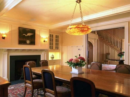 Ngắm biệt thự gần 300 tỷ đồng của cựu CEO ngân hàng - 4 Đây là phòng ăn của biệt thự. Có tất cả 6 lò sưởi trong nhà.