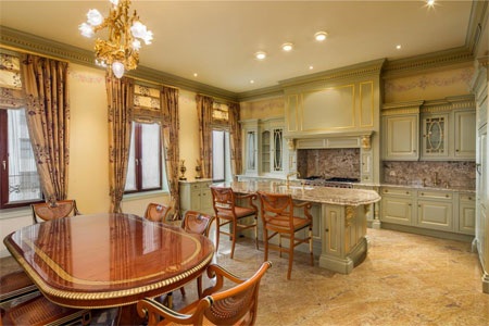 Phòng bếp là sản phẩm của nhà thiết kế nổi tiếng Clive Christian.