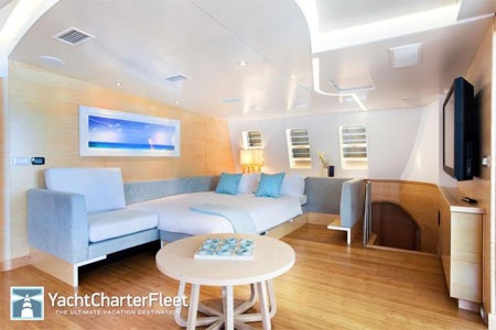 Mỗi phòng đều có TV màn hình phẳng, đầu đĩa DVD, và chỗ để máy nghe nhạc iPod.