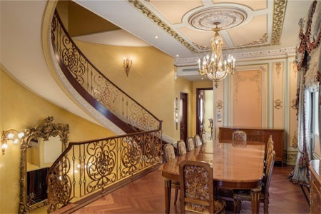 Trong và ngoài bếp đều có không gian để kê bàn ăn.