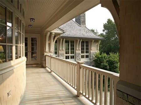 Ngắm biệt thự gần 300 tỷ đồng của cựu CEO ngân hàng - 6 Biệt thự có ban-công và sân hiên.