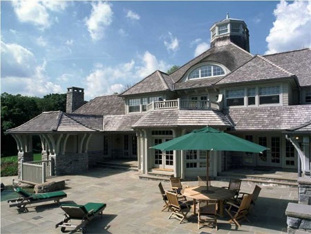 Ngắm biệt thự gần 300 tỷ đồng của cựu CEO ngân hàng - 7 Trong khuôn viên của biệt thự có khu vực tổ chức tiệc BBQ ngoài trời.