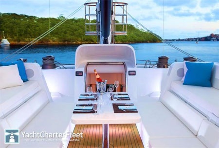 Nếu có 12 khách trên du thuyền này, hai người sẽ phải ngủ ở boong trên.