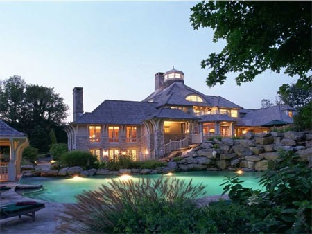 Ngắm biệt thự gần 300 tỷ đồng của cựu CEO ngân hàng - 9 Ngoài ra, biệt thự này còn có bể bơi, nhà thay đồ bơi, phòng spa với bồn tắm nóng, phòng xông hơi…