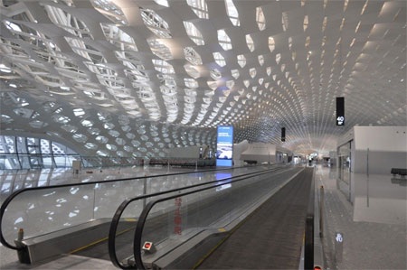 Mái của nhà ga là hai lớp thép dạng tổ ong.