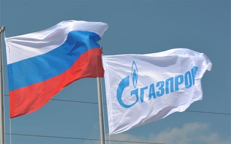 Nga tiếp tục tăng giá khí đốt bán cho Ukraine - 1 Cờ của tập đoàn khí đốt Gazprom bên quốc kỳ Nga.