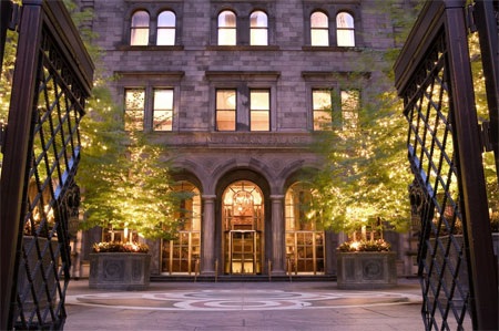 Khám phá căn hộ penthouse có giá thuê 5,3 tỷ đồng/tháng - 1 Khách sạn New York Palace nằm trên Đại lộ Madison thuộc trung tâm Manhattan, New York.