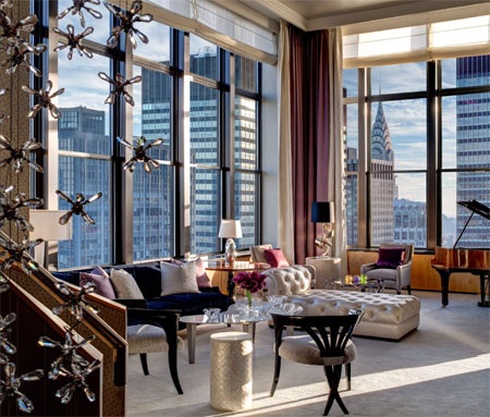 Khám phá căn hộ penthouse có giá thuê 5,3 tỷ đồng/tháng - 11 Một phòng trong căn hộ với cửa sổ rộng lớn nhìn ra tòa nhà Chrysler.