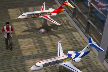 Cánh máy bay được trang bị thêm cánh phụ để tăng tầm bay và hiệu quả hoạt động.