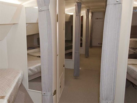 Khu phòng ngủ dành cho 8 người trên một chiếc Boeing.