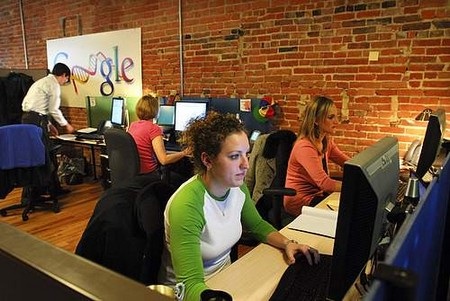 17 câu hỏi phỏng vấn “hại não” nhất của Google - 1 Nhân viên làm việc trong một văn phòng của Google.
