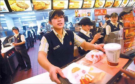 Bê bối thịt “bẩn” của Trung Quốc lan tới cả Starbucks và BurgerKing - 1 Một cửa hiệu McDonald's ở Trung Quốc.