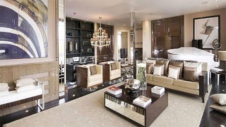 Bên trong căn hộ có giá cho thuê 2,1 tỷ đồng/tuần - 2 Trong căn hộ có 5 phòng tiếp khách và giải trí. Phòng khách này có một cây đàn piano cỡ lớn.