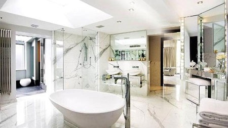 Bên trong căn hộ có giá cho thuê 2,1 tỷ đồng/tuần - 4 Trong căn hộ có 5 phòng tiếp khách và giải trí. Phòng khách này có một cây đàn piano cỡ lớn.